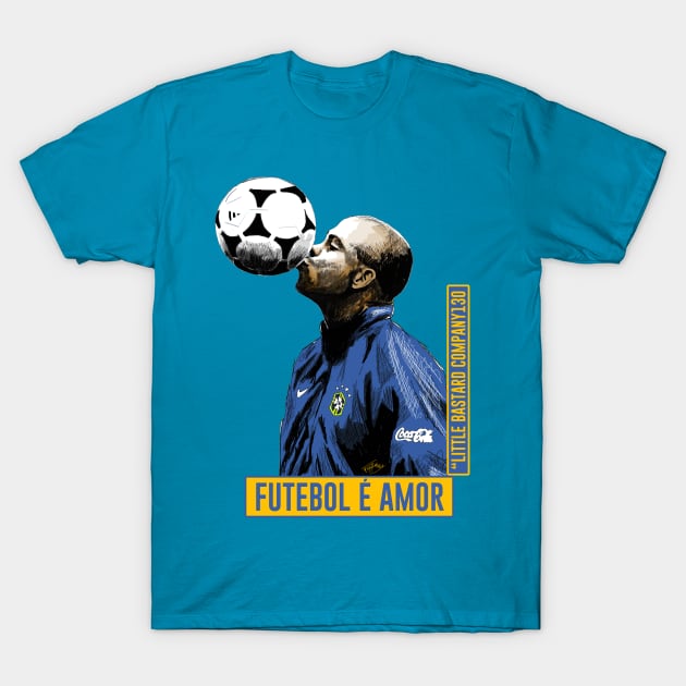 Futebol e' amor T-Shirt by LittleBastard